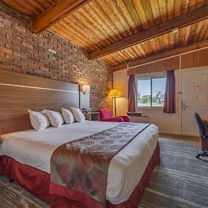 Ramada By Wyndham Gananoque Provincial Inn